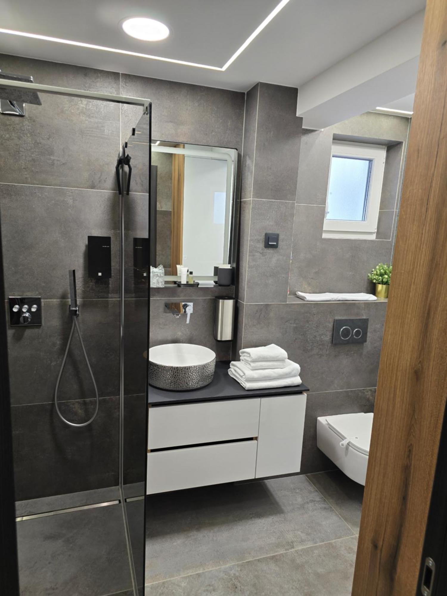 Apartamento Osijek Luxury Center - Self Check In, Free Private Parking, Ulica Ivana Gundulica 82 Exterior foto